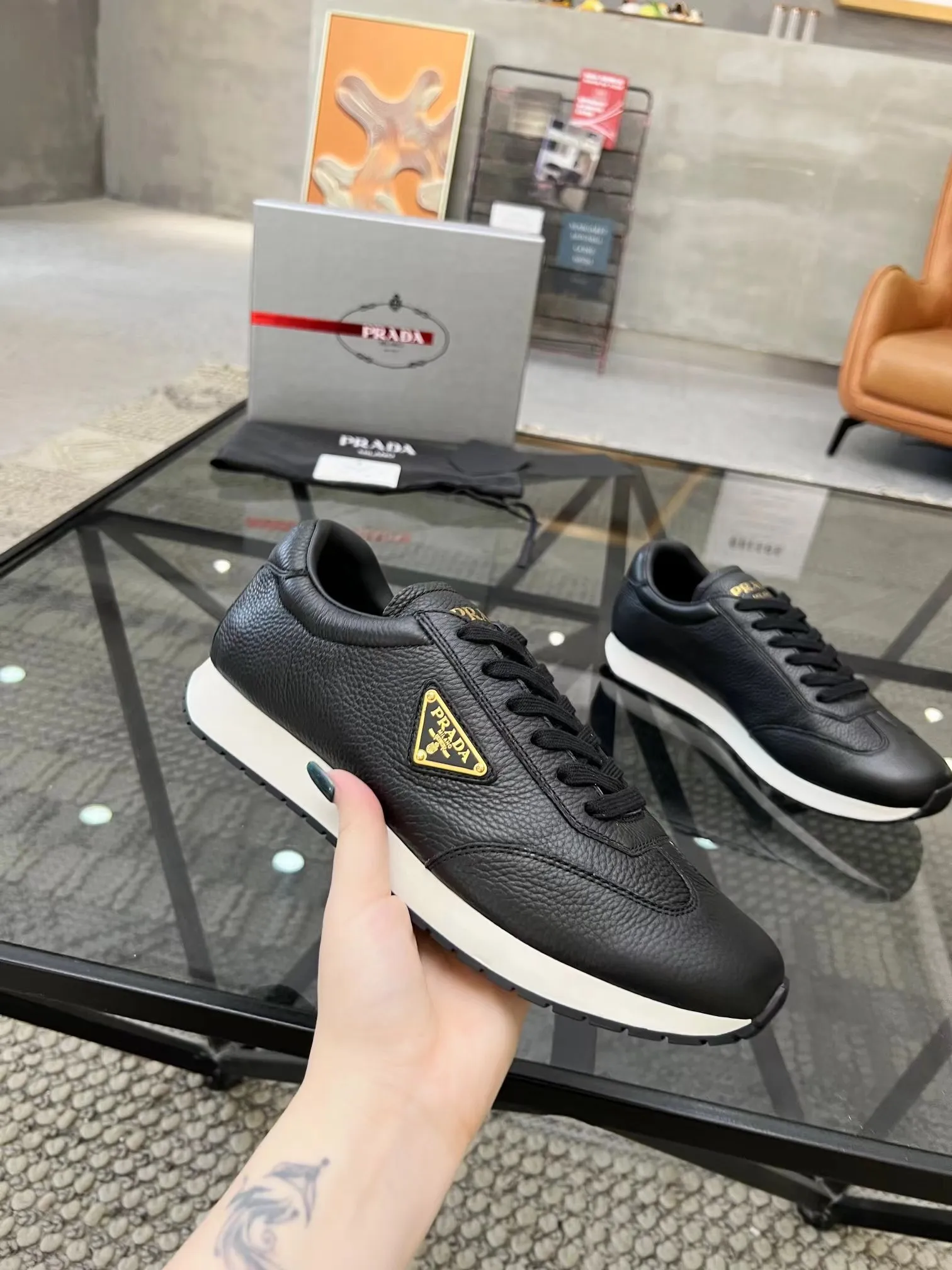 P400 Yuan 38-45 Prada Prada’s new men’s leather sports shoes, the highest version on the market, any comparison is welcome🆚! The original leather has excellent texture and is super high-end! Fetal sheep net lining imported from Italy, removable pad! Luxurious materials and fine workmanship, highly recommended!